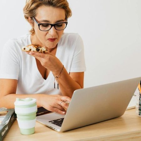 Los dos superalimentos que reducen antojos y puedes sumar en tus desayunos, según una nutricionista