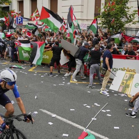 La UCI, sobre el equipo de Israel: “Si no hay sanción, imposible expulsarlo de la Vuelta”