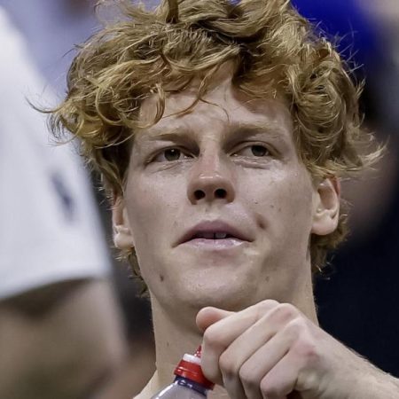 Alarma Sinner en el US Open: a la final contra Alcaraz sufriendo y con lesión