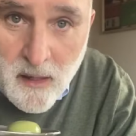 José Andrés demuestra que las aceitunas líquidas ya no son ciencia inalcanzable: “Las mejores del mundo, gracias a los hermanos Adriá”