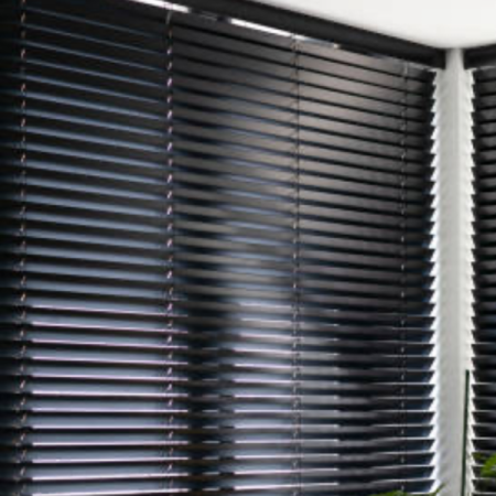 El método con alcohol que elimina el polvo de las persianas y las deja relucientes sin marcas