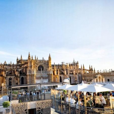 Frente a la Giralda, este hotel es un refugio de diseño con una de las mejores terrazas de Sevilla