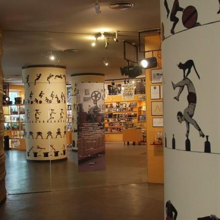 Descubre el fascinante museo dedicado al cine que tiene Girona, ideal para visitar en familia