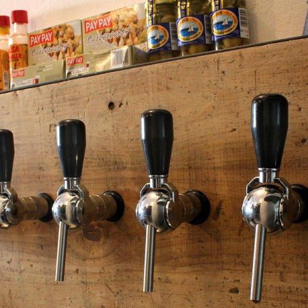 Ocho surtidores de cerveza artesanal de primer nivel en un pequeño local del Eixample que cada vez tiene más fans