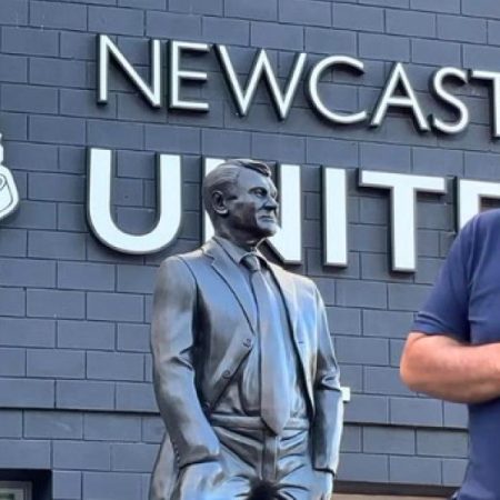 La estatua de Bobby Robson recibe al Barça en su estreno en la Champions