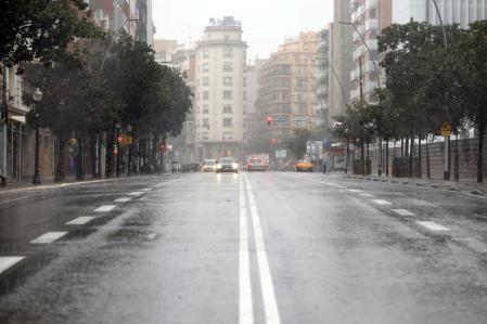 Vista de una calle del centro de Barcelona bajo un fuerte aguacero
