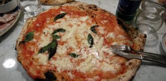 Alta cocina francesa con toque muy actual: la fórmula de un restaurante del Eixample para entrar a la guía Michelin 1 La célebre pizza de Da Michele, un toque napolitano en Barcelona