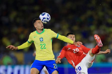 Gabriel Martinelli jugando contra Chile