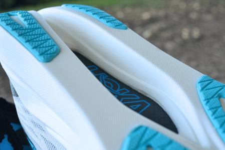 Hoka Rocket X3: una superzapatilla más accesible para los corredores de maratón 1 La placa de carbono vista a través del vaciado de la suela.