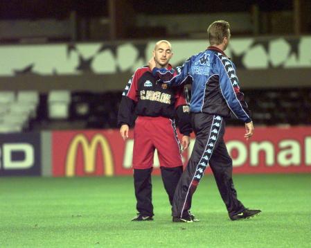 De la Peña y Van Gaal, en St. James con el chándal de la época estrenado aquel día