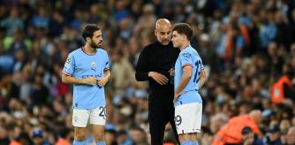 Guardiola charla con Julián Álvarez en presencia de Bernardo Silva