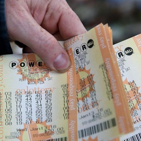 Gana más de 1 millón de euros en la lotería y tres meses después acaba en el hospital por lo que se le ocurre hacer