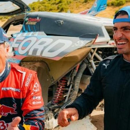 Carlos Sainz hijo alucina con el coche de su padre para el Dakar