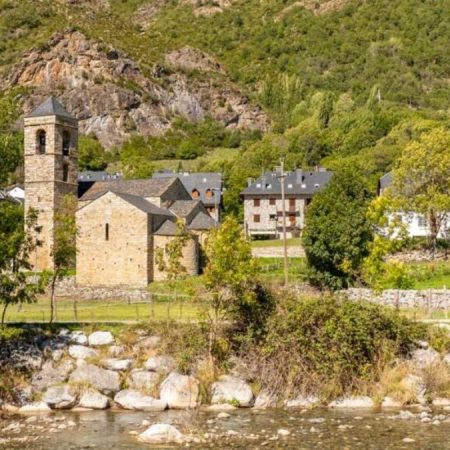 Entre montañas y estrellas Michelin: el pueblo catalán con arte románico Patrimonio de la Humanidad ideal para una escapada gourmet