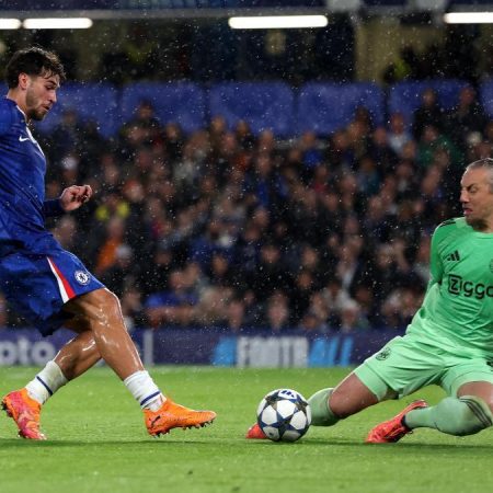 El Chelsea vapulea al colista Ajax, que se ‘inmola’ en Stamford Bridge