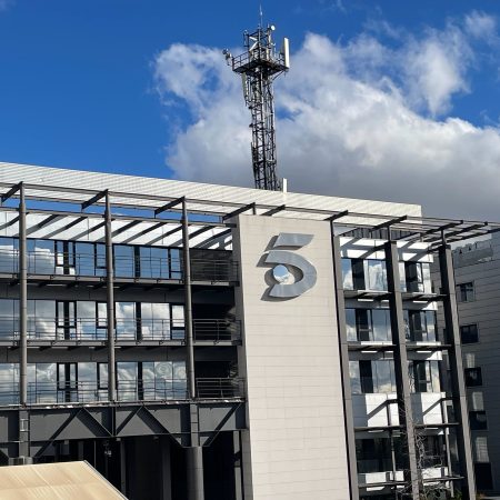 La Larga Noche de Telecinco: ¿Por Qué Sus Números Caen Constantemente en el Prime Time?