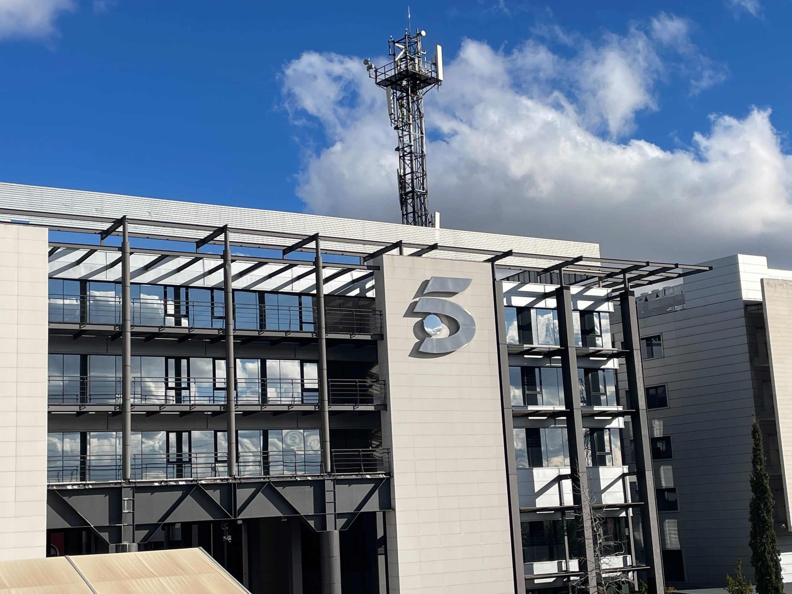 La Larga Noche de Telecinco: ¿Por Qué Sus Números Caen Constantemente en el Prime Time? 1 676328798edd8 scaled