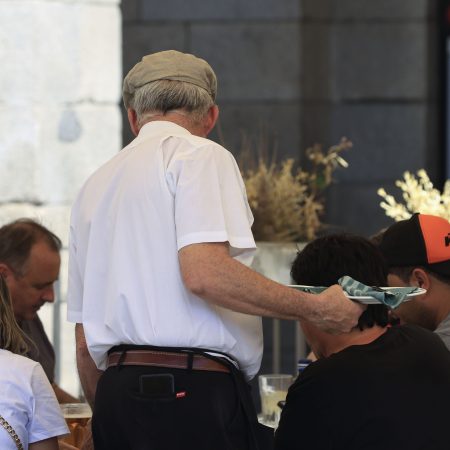 ¿Deberían los restaurantes servir agua del grifo? El debate que ha estallado en España