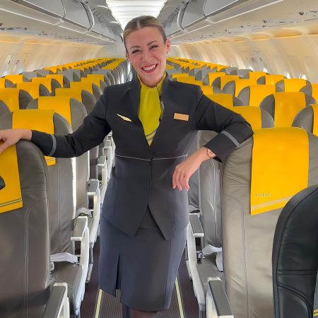 Las Sorprendentes Reglas de Comportamiento Público de los Azafatos: 10 Normas Inusuales que Deben Cumplir