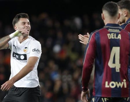 Incidentes en el Derbi Valenciano: 14 Actos de Indisciplina que Pueden Acabar en Multa para el Valencia