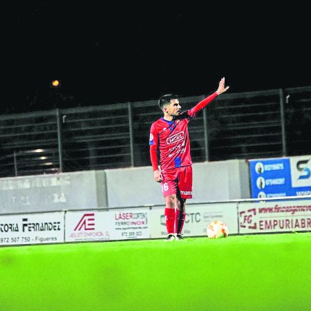 5 Motivos por los que la Reaparición de Pau López en el Olot es Crucial para el Derbi Catalán