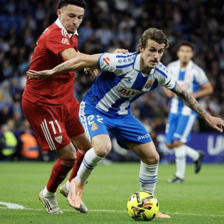 Sevilla en crisis: La doble baja de Rubén Vargas y Januzaj complica el derbi ante el Betis