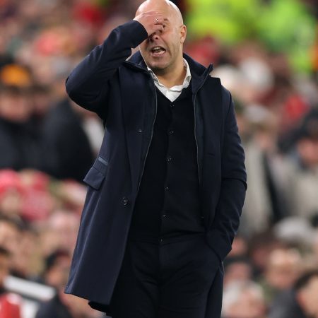 El Liverpool en Crisis: Arne Slot Habla tras el Doloroso 1-4 ante el PSV Eindhoven