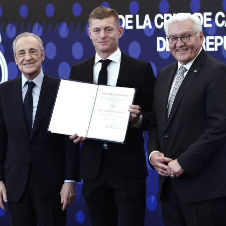 Toni Kroos recibe la Cruz de Caballero: Un reconocimiento emotivo que celebra su legado en el fútbol
