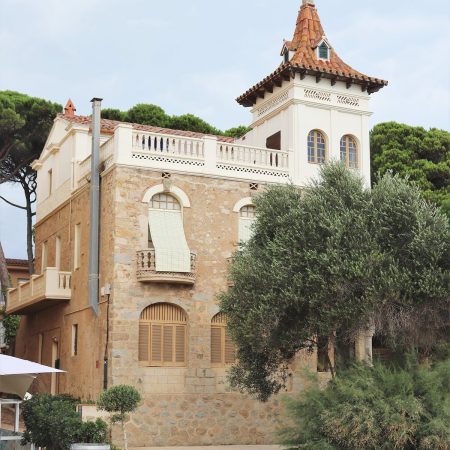 Descubre Casa Vilahur: La Joya Modernista de Palamós que Te Dejará Sin Aliento