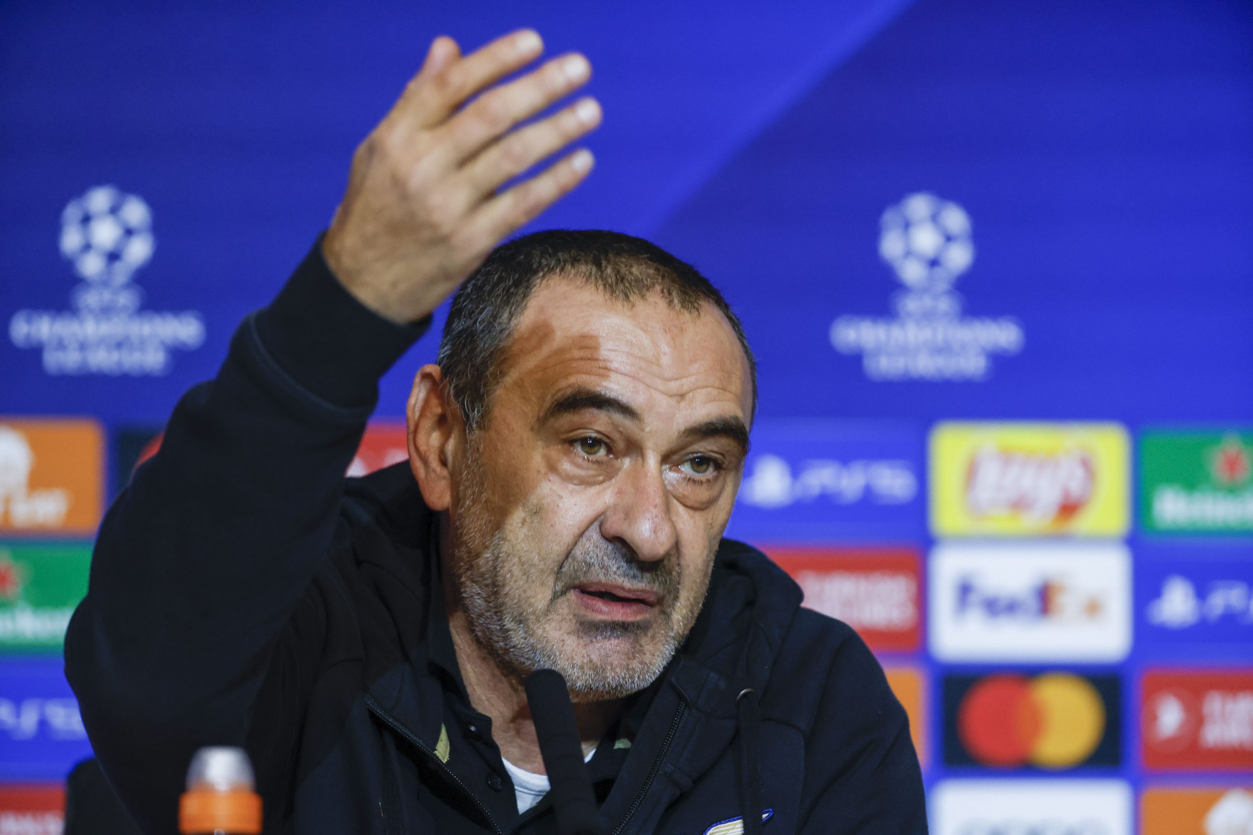 El Entrenador Maurizio Sarri Supera una Intervención Clave: Un Rayo de Esperanza para el Lazio