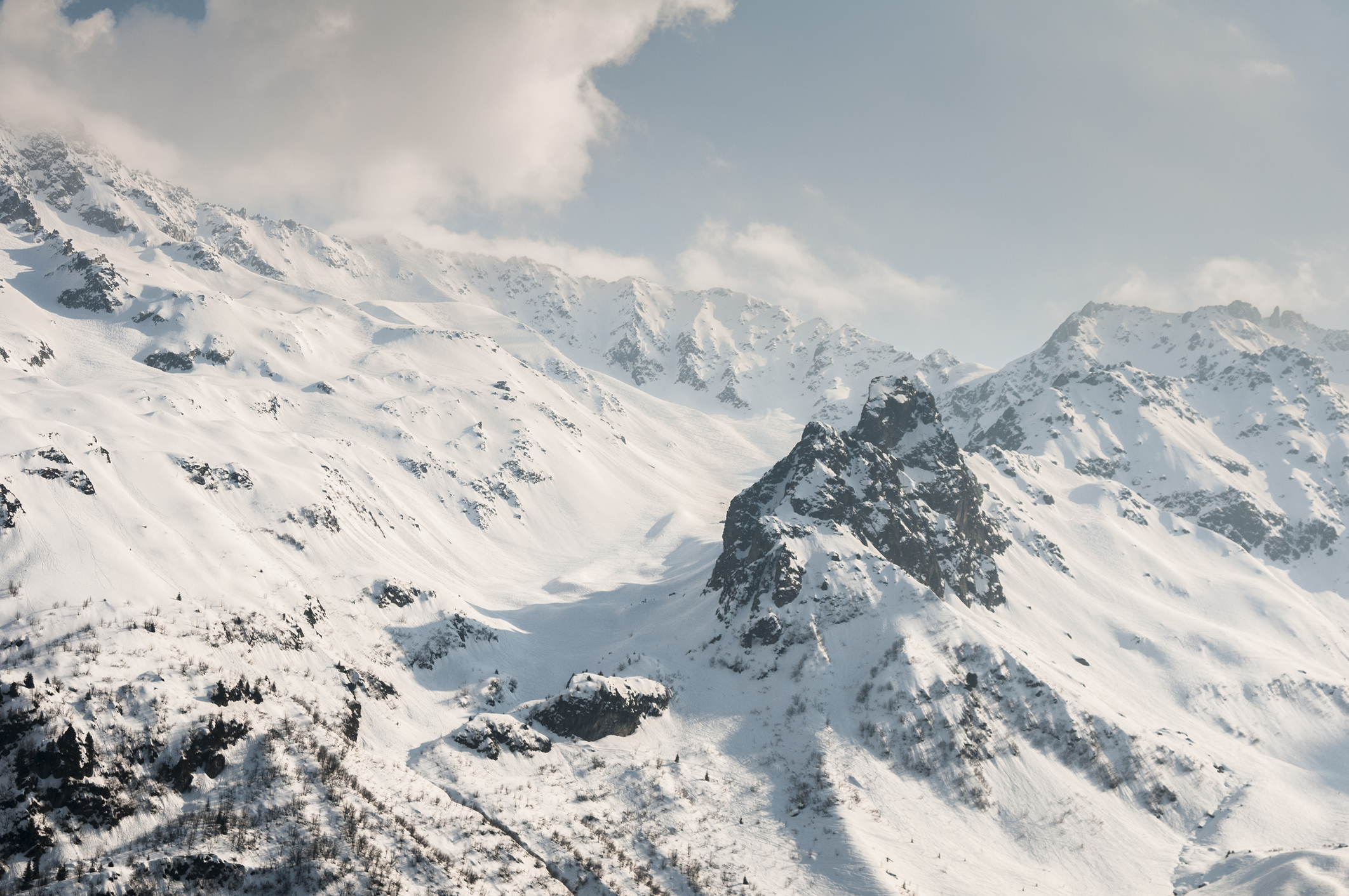 Avalanchas mortales en los Alpes franceses: dos fallecidos y varios heridos en un día trágico