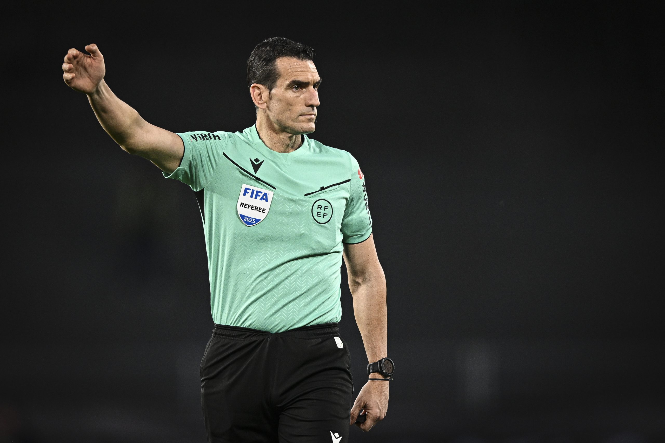 ¡Sorpresa en el Silbato! Juan Martínez Munuera, el Árbitro que Cambia Dinámicas: Las Claves del Partido Real Murcia vs. Real Betis