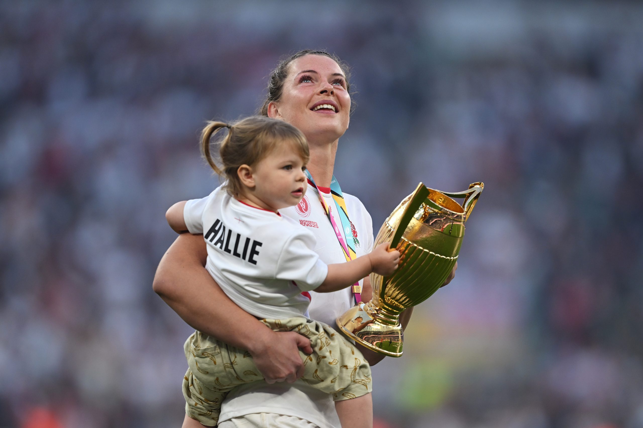 Abbie Ward: La Rugbyista que Rompe Barreras tras la Maternidad y Inspira a Futuras Generaciones