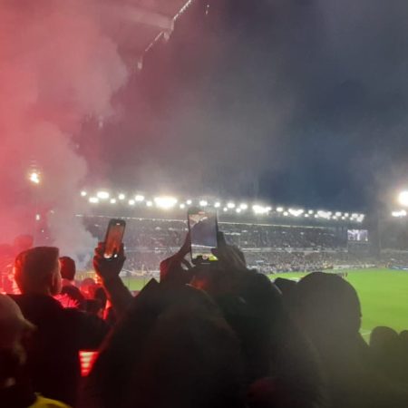 FC Barcelona inicia expulsión de socio por intentar introducir bengalas: ¿Qué implicaciones tiene este hecho?