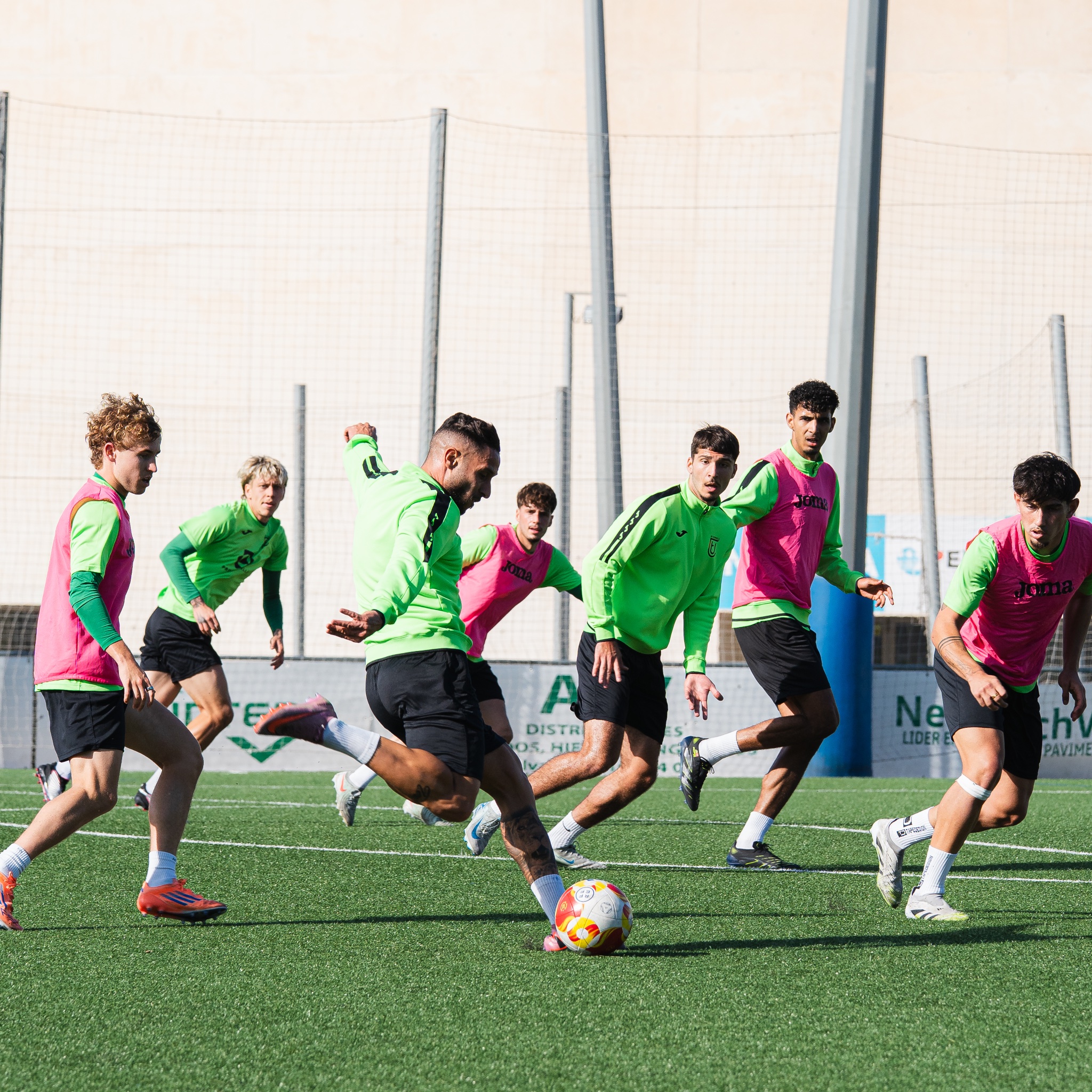 La Lucha por el Liderato: Cornellà y Tona Buscan la Victoria en un Encuentro Clave