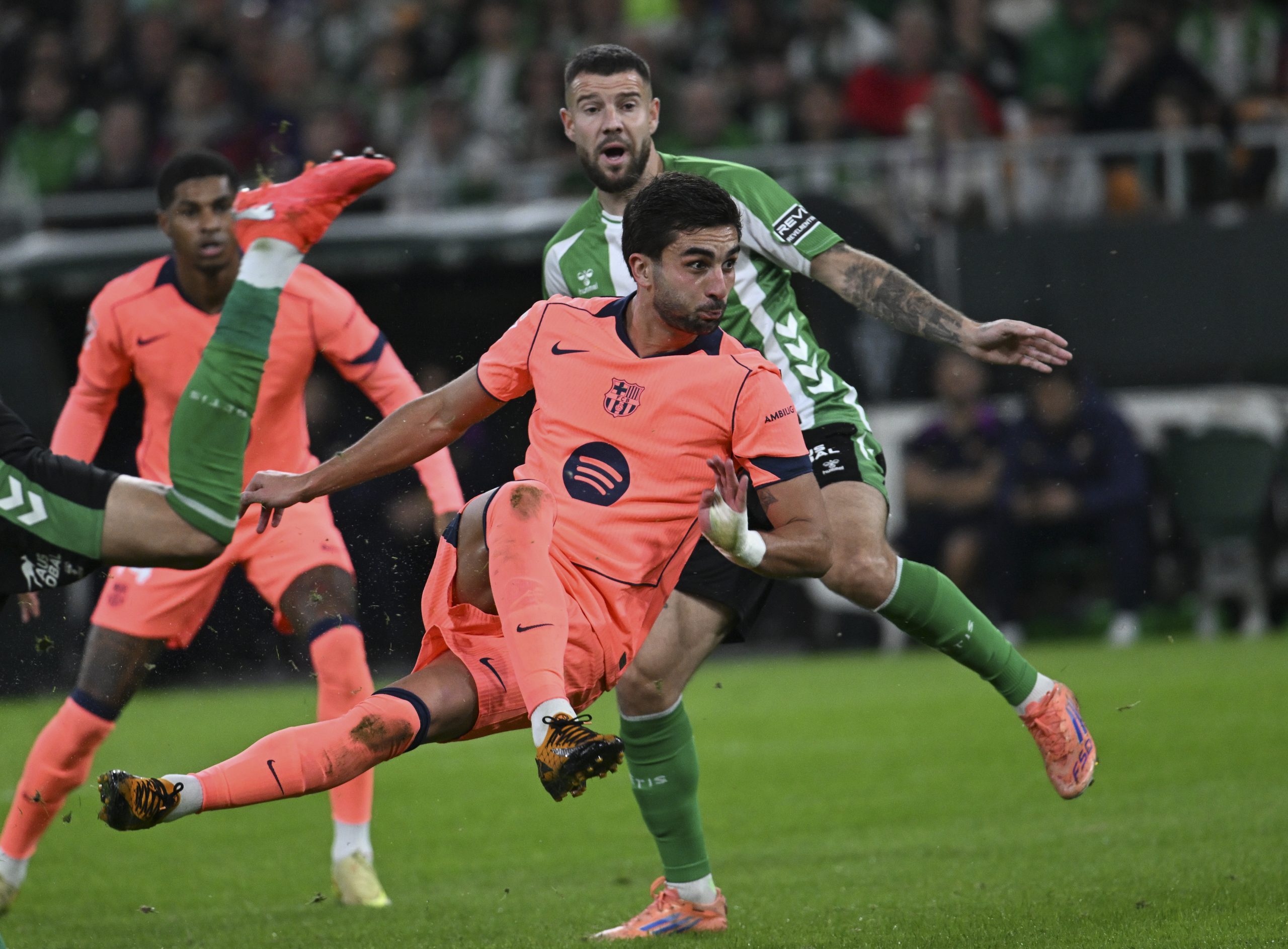 Ferran Torres Brilla con un Hat-Trick en un Vibrante Barça-Betis: Una Noche de Emociones y Récords