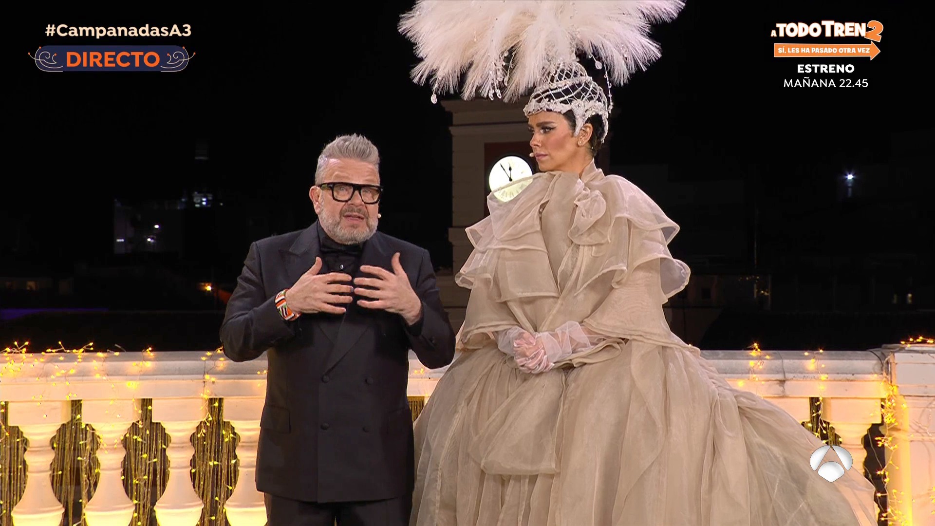 Las Campanadas de Nochevieja 2023: ¡Cristina Pedroche y Alberto Chicote con Santiago Segura! Una Celebración Única