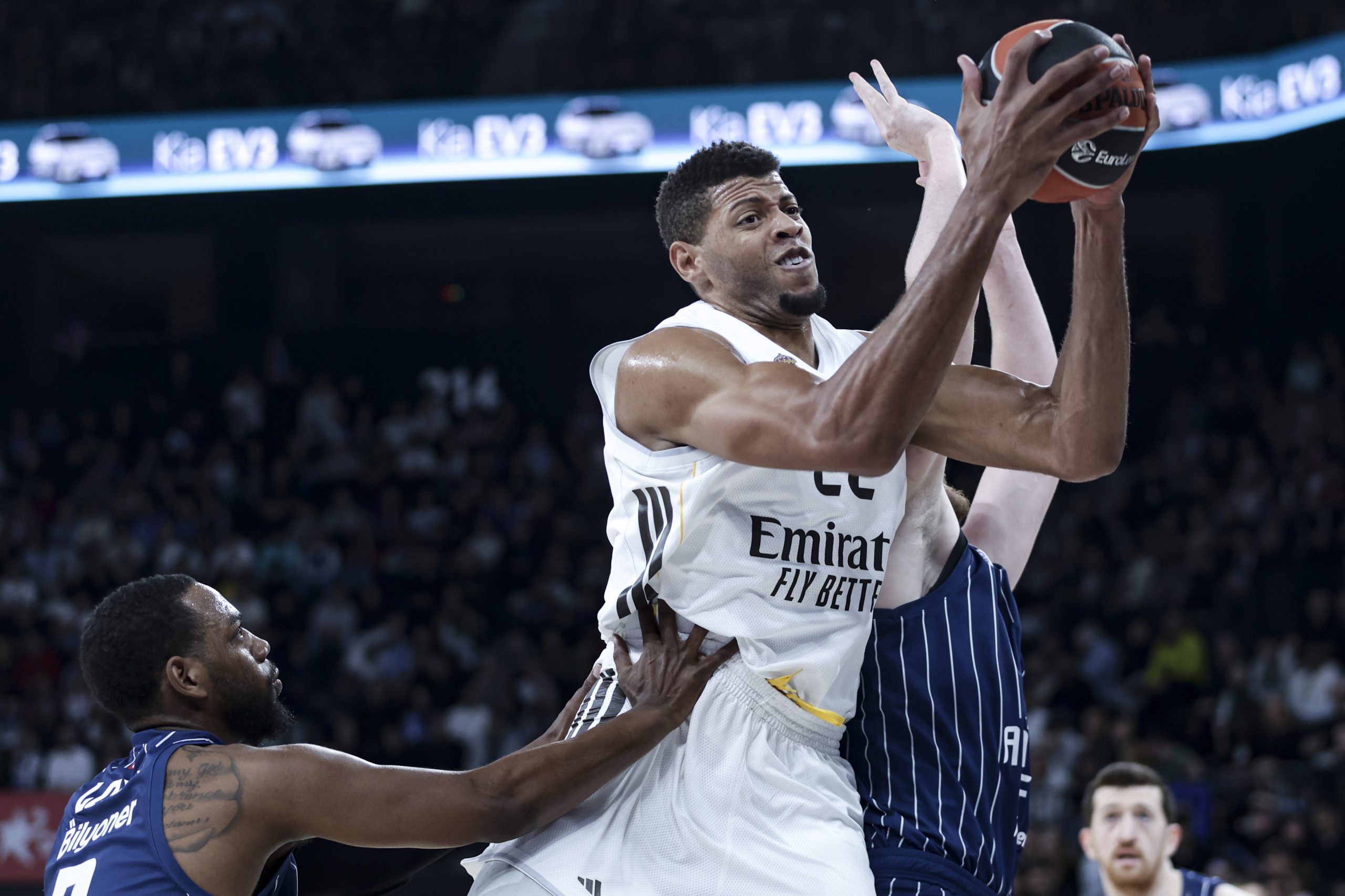 Impactante confrontación en la Liga Endesa: Real Madrid y La Laguna Tenerife se enfrentan en un partido de alta tensión