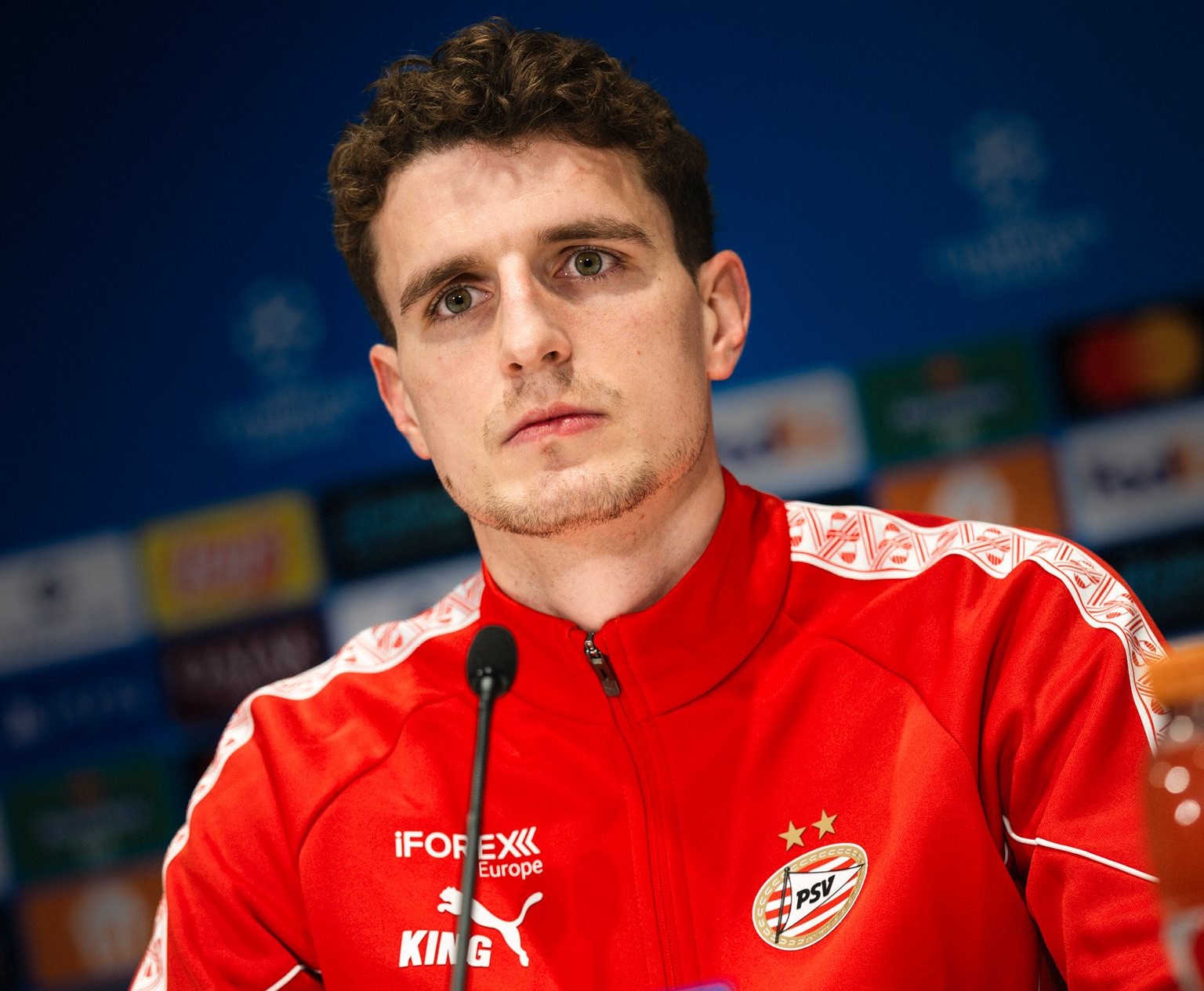 Guus Til Analiza al Atlético de Madrid: “Manejan Muchos Registros” en la Champions League