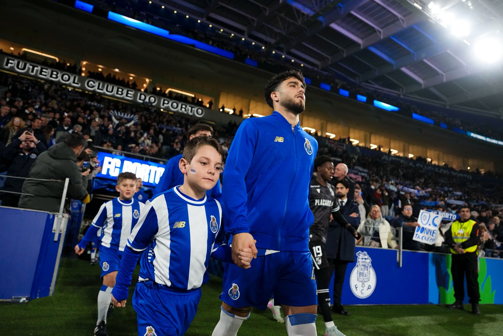 Ángel Alarcón: De La Masia al Porto, el viaje del joven talento que está asombrando en Europa