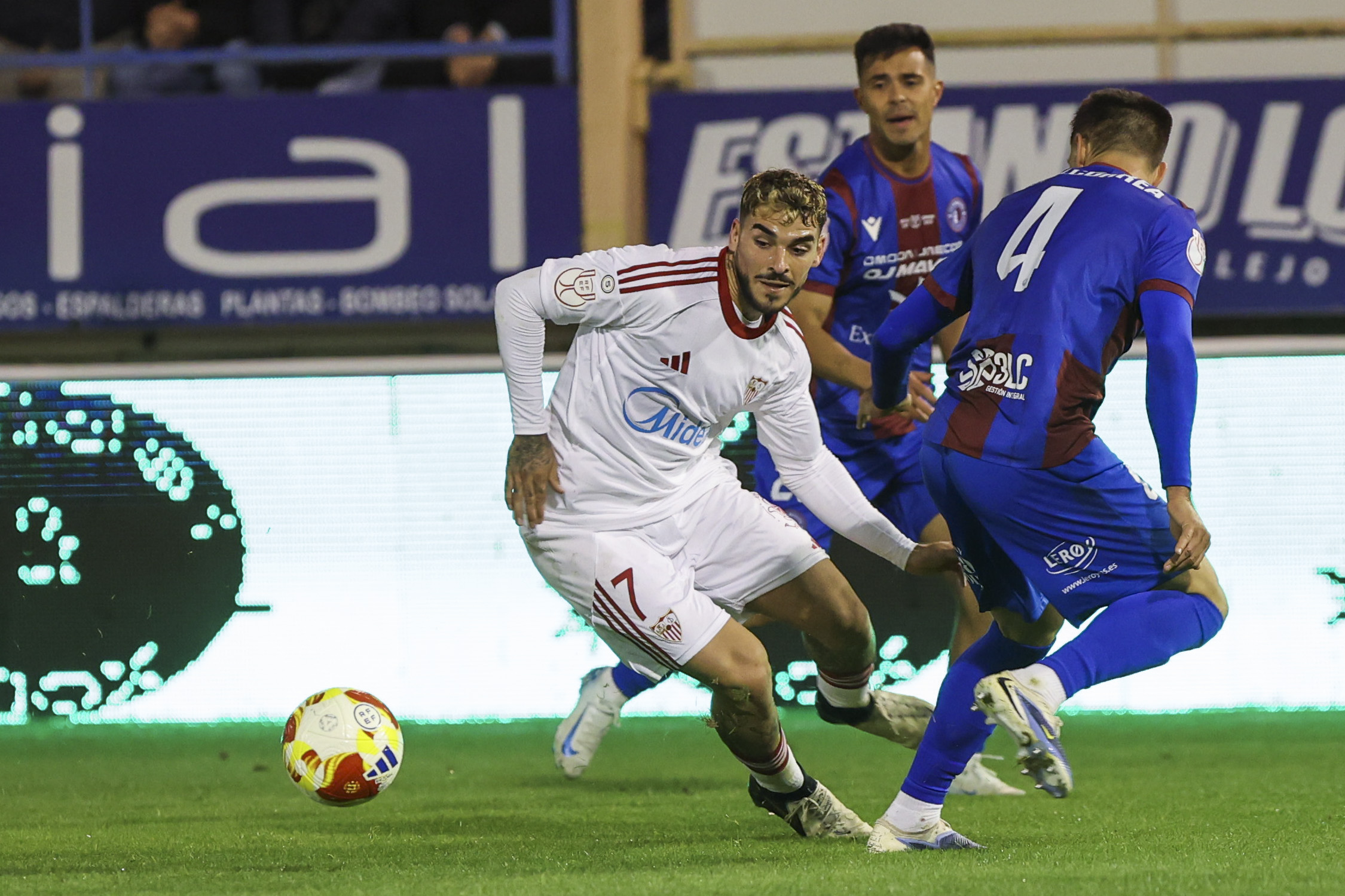 El Sevilla Lucha por Rebajar la Sanción de Isaac Romero: ¿Puede Jugar Este Domingo?