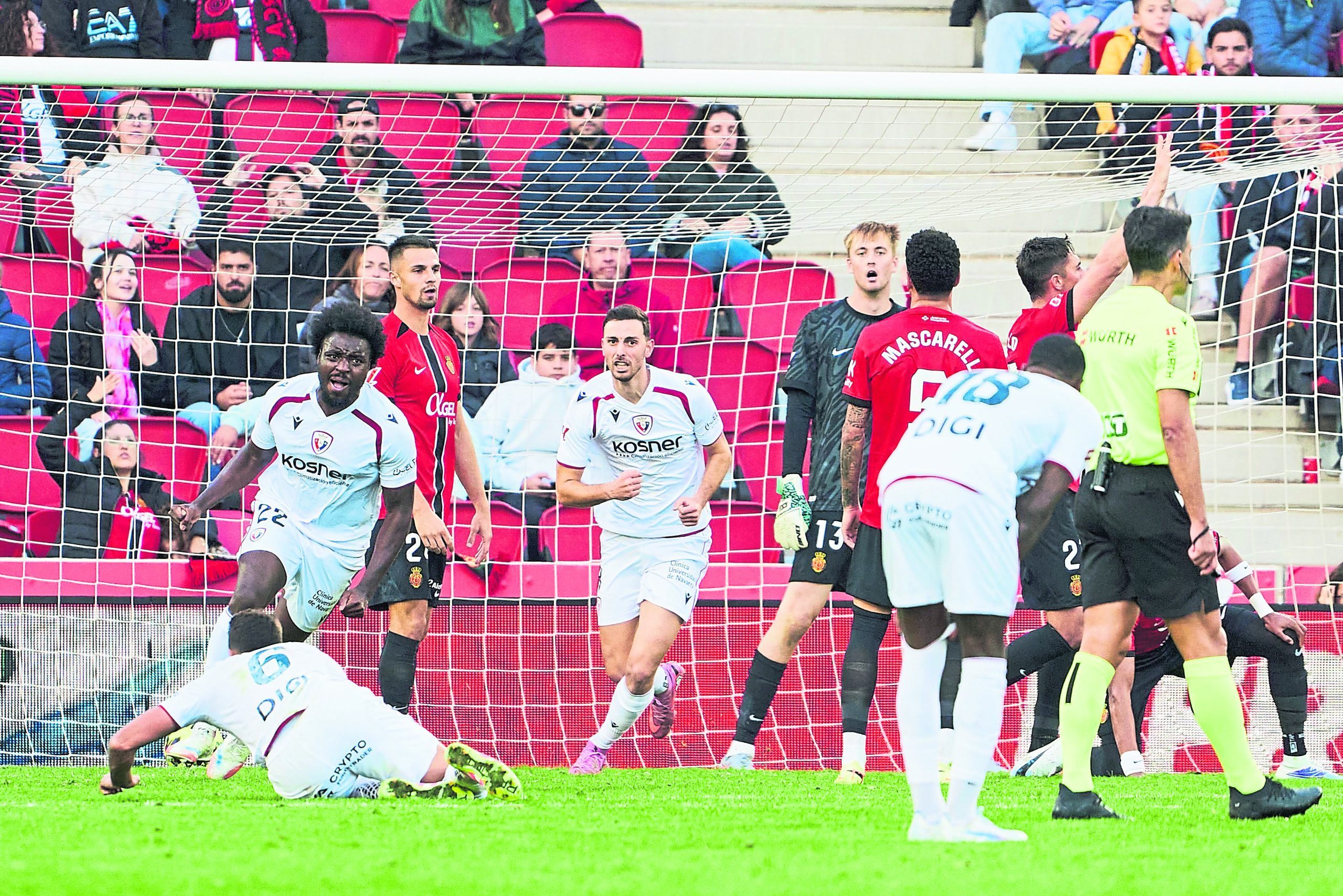 El Barça busca su novena victoria consecutiva en casa ante un Osasuna en crisis