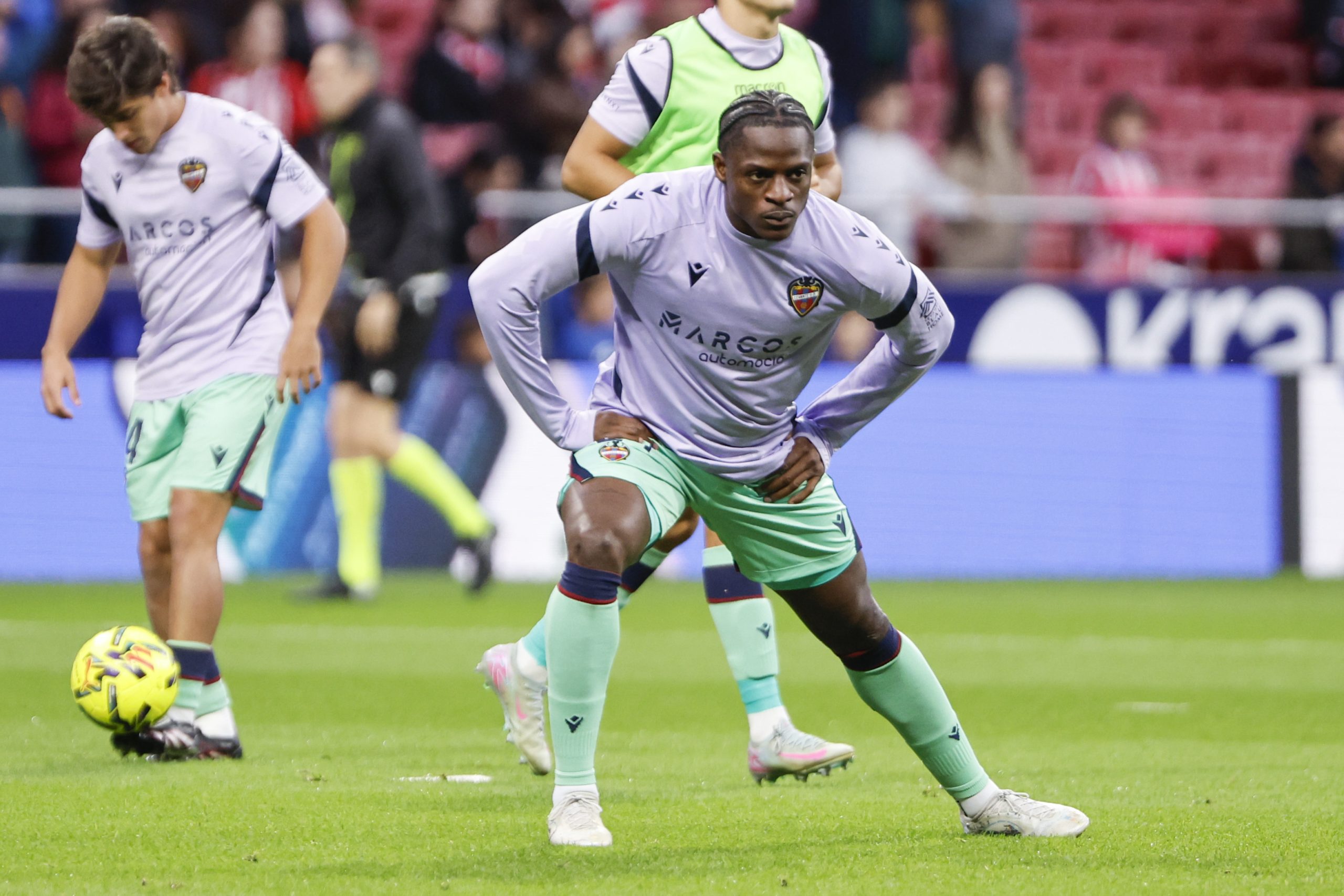 Etta Eyong: La Gran Estrella del Levante Listo para Brillar Ante el Villarreal