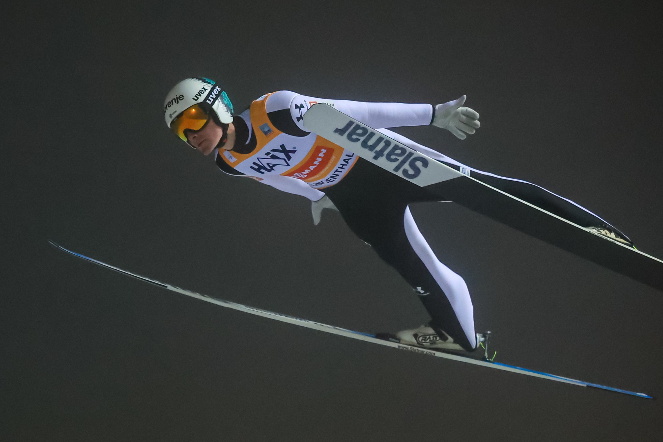 Domen Prevc Brilla en Klingenthal: El Esloveno Aumenta su Ventaja en la Copa del Mundo de Saltos de Esquí