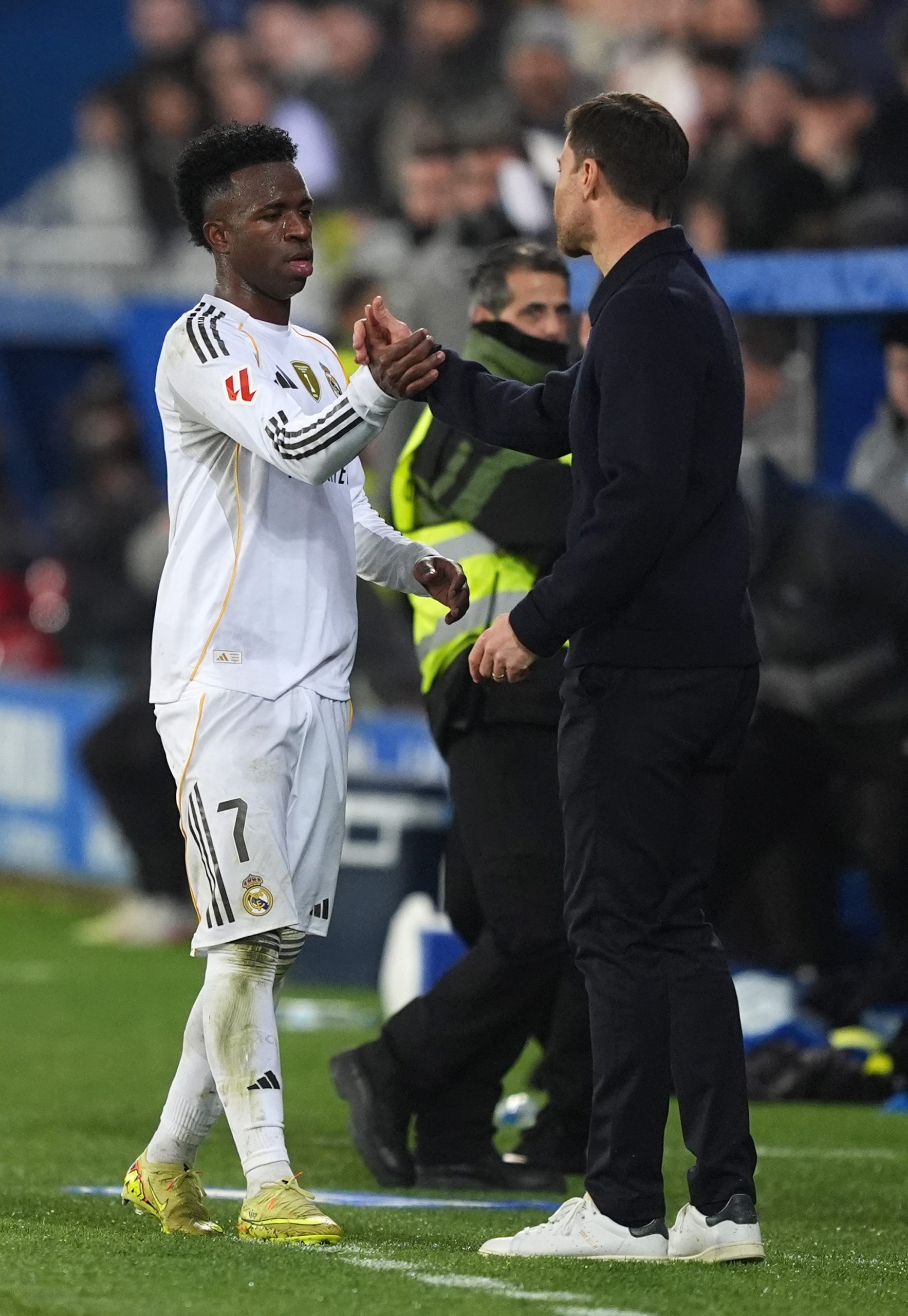 ¡Emocionante victoria! Real Madrid vence a Alavés y Xabi Alonso se pronuncia sobre el VAR y el penalti a Vinicius