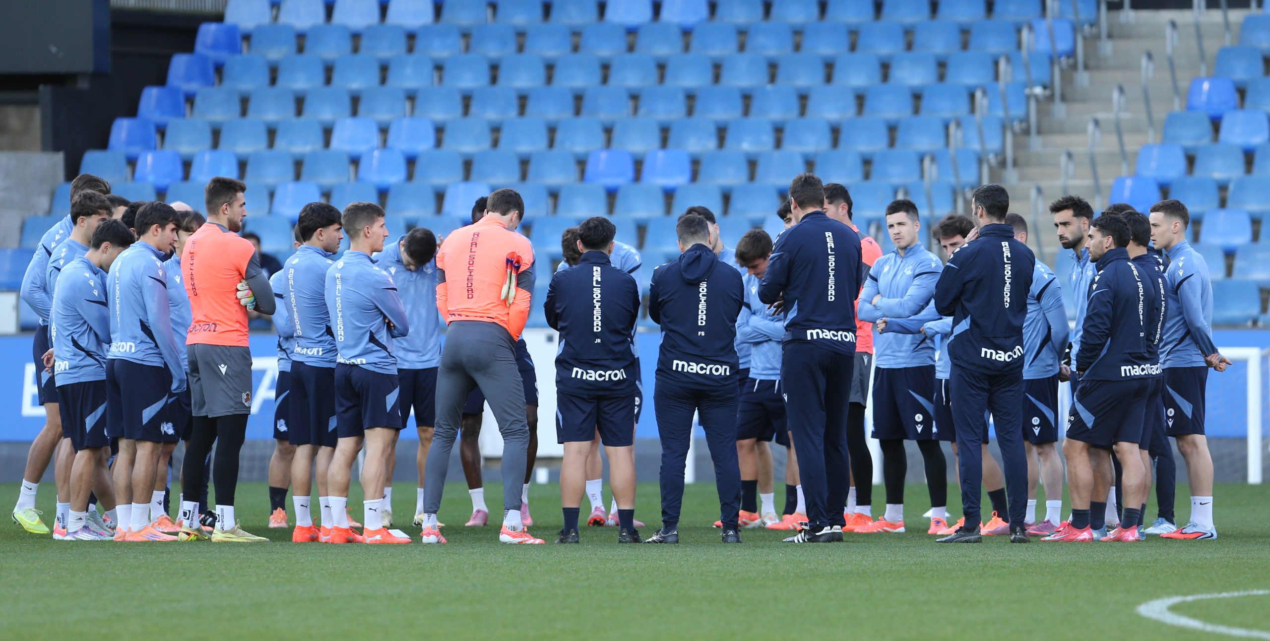 Tensión en el aire: Ion Ansotegi se despide del banquillo de la Real Sociedad antes del crucial Levante-Real