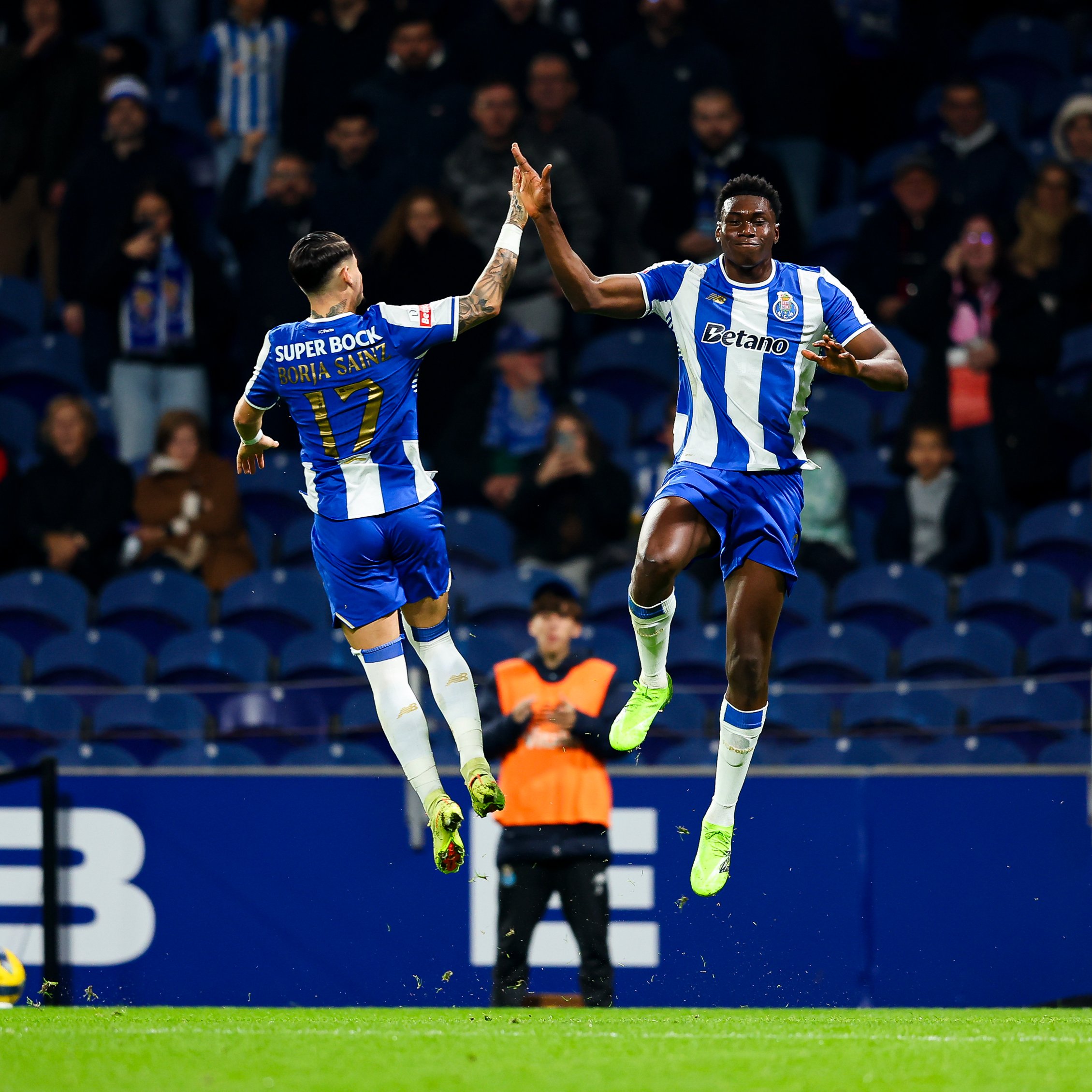 El Oporto se Reafirma como Líder: Samu Aghehowa Brilla con dos Goles en un 3-1 El Oporto se Reafirma como Líder: Samu Aghehowa Brilla con dos Goles en un 3-1