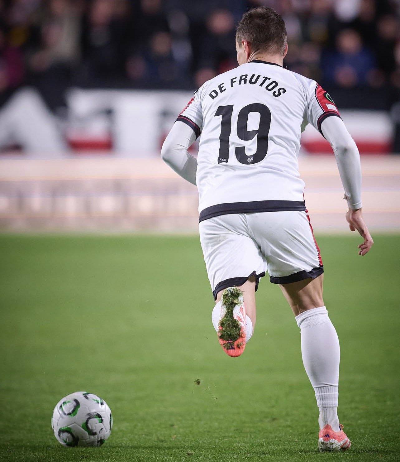 Impactante Lesión de Jorge De Frutos: El Rayo Vallecano en Alerta Tras el Encuentro Contra el Betis