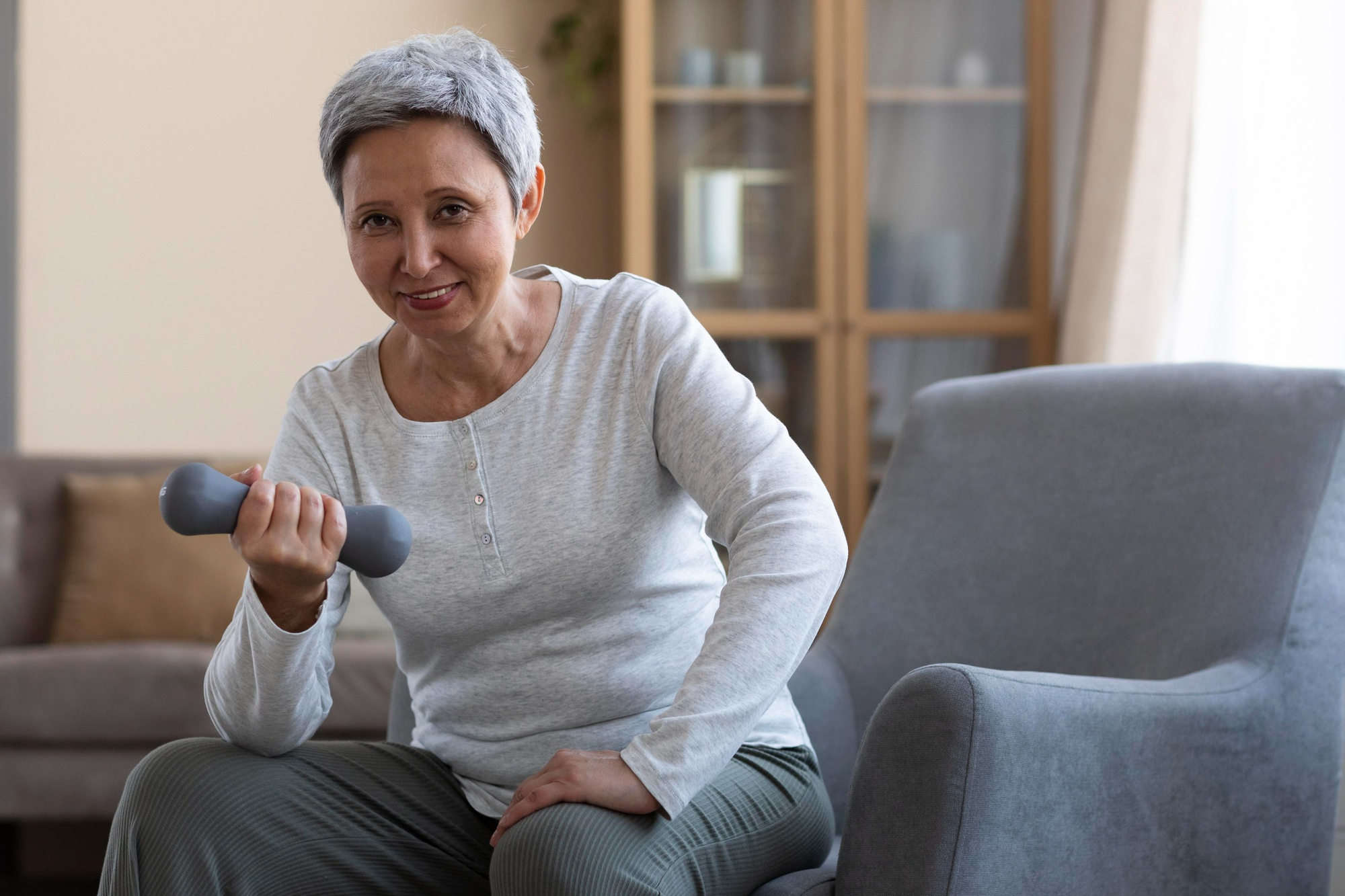 Entrenamiento en Casa: 10 Razones por las que Usar una Silla es Ideal para Personas Mayores de 50 Años