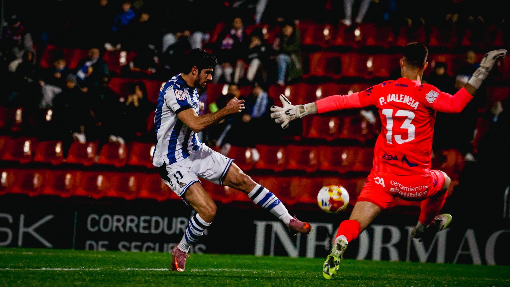 La Real Sociedad Fuma el Último Suspiro: Un Dramático 2-1 que Asegura su Pase a Octavos